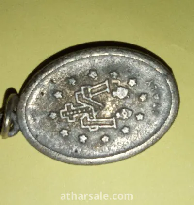 قلادة ايطالية علي الرقبة