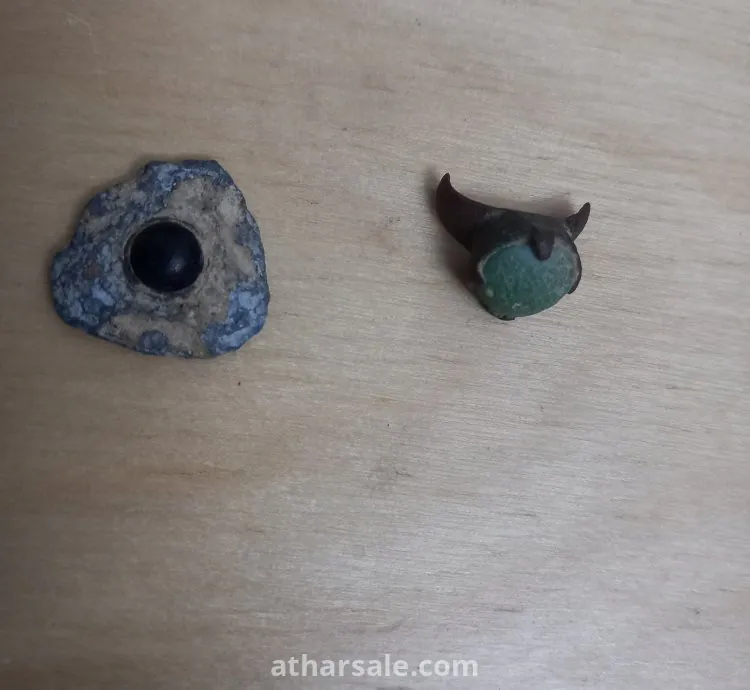 خواتم قديمه جدا مكسوره فيها احجار كريمه قديمه