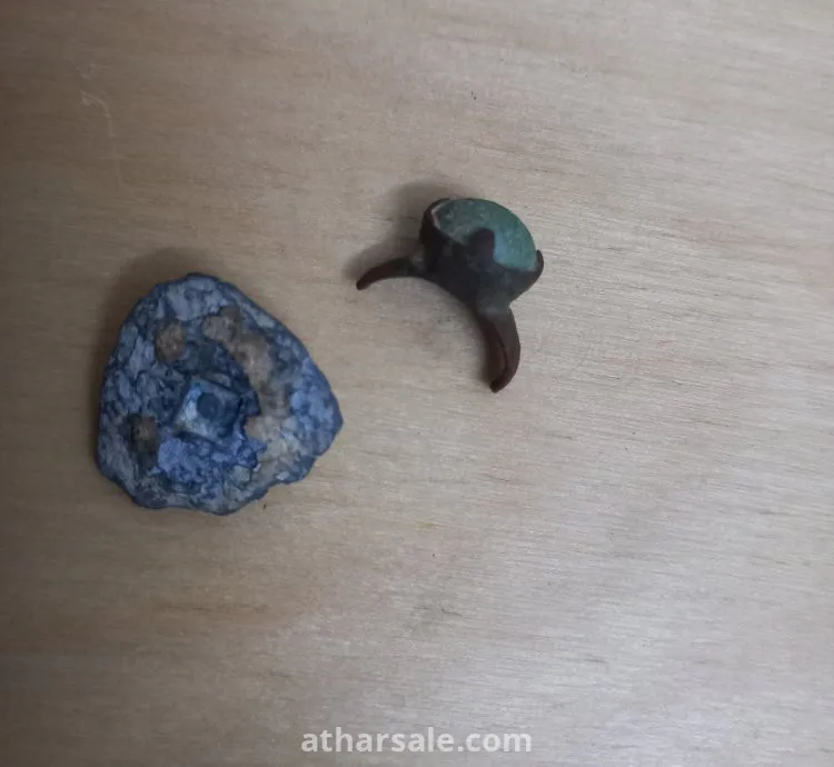 خواتم قديمه جدا مكسوره فيها احجار كريمه قديمه