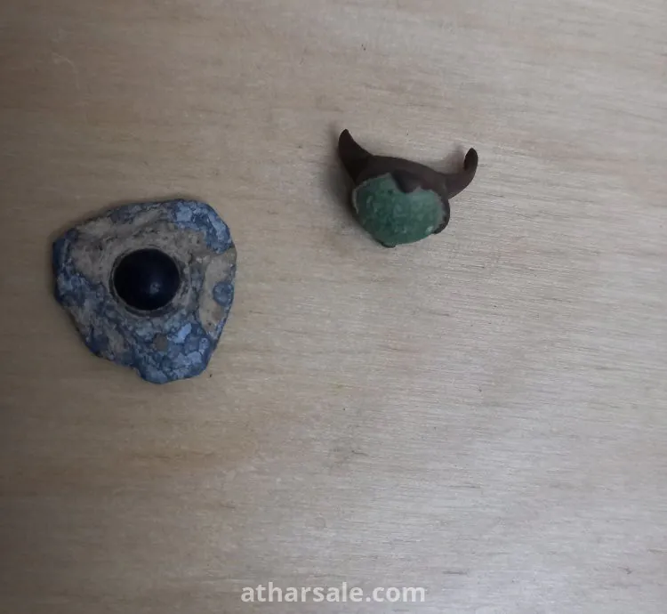 خواتم قديمه جدا مكسوره فيها احجار كريمه قديمه