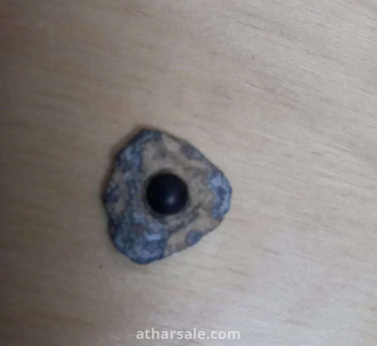 خواتم قديمه جدا مكسوره فيها احجار كريمه قديمه