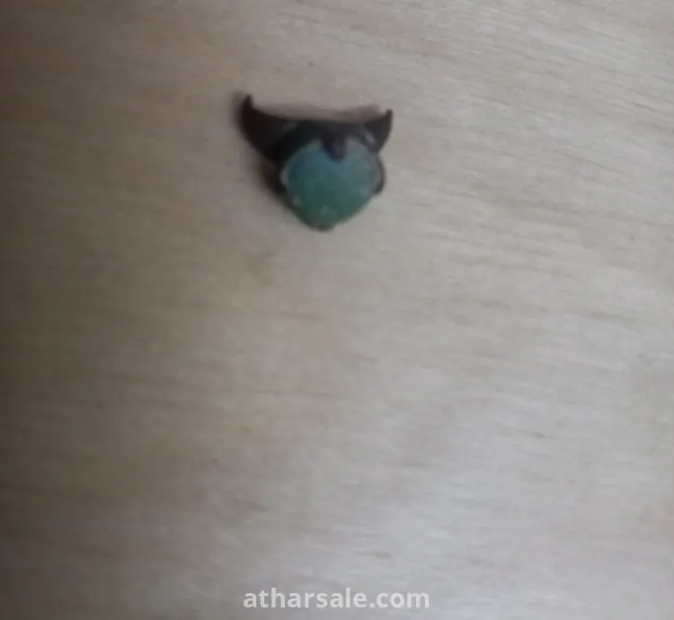 خواتم قديمه جدا مكسوره فيها احجار كريمه قديمه