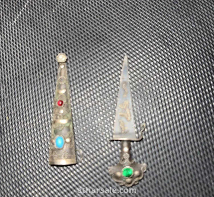 سيف قديم مرصع باحجار كريمة وزمرد