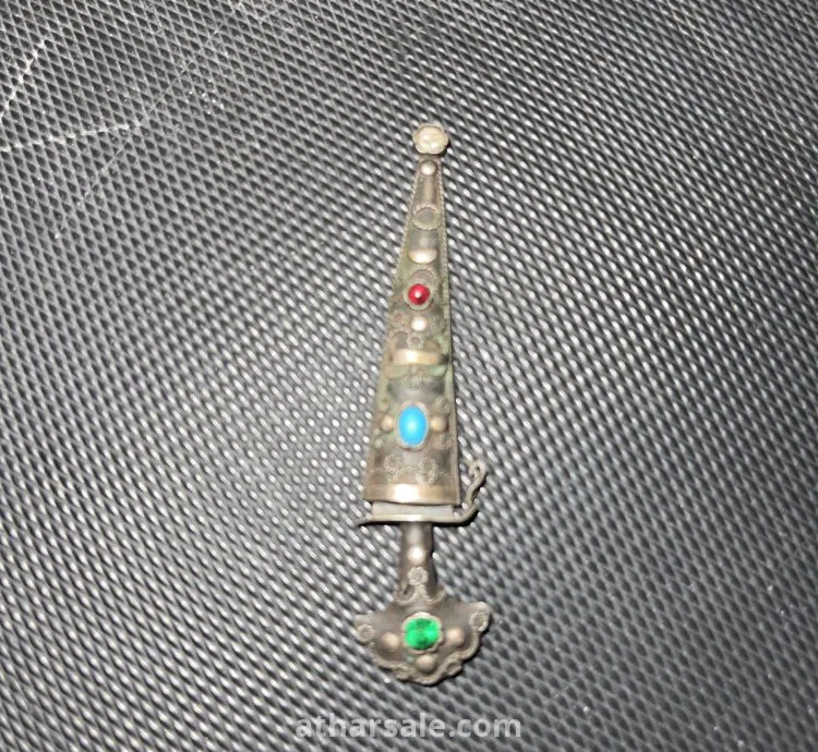 سيف قديم مرصع باحجار كريمة وزمرد