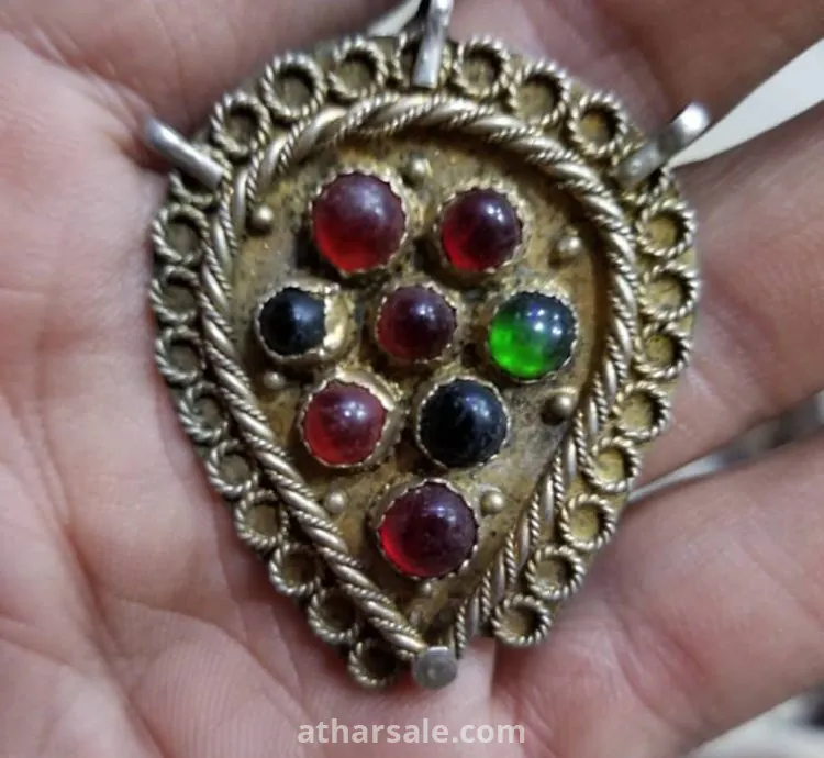 قلادة ذهب نادرة مرصعة باحجار نادرة