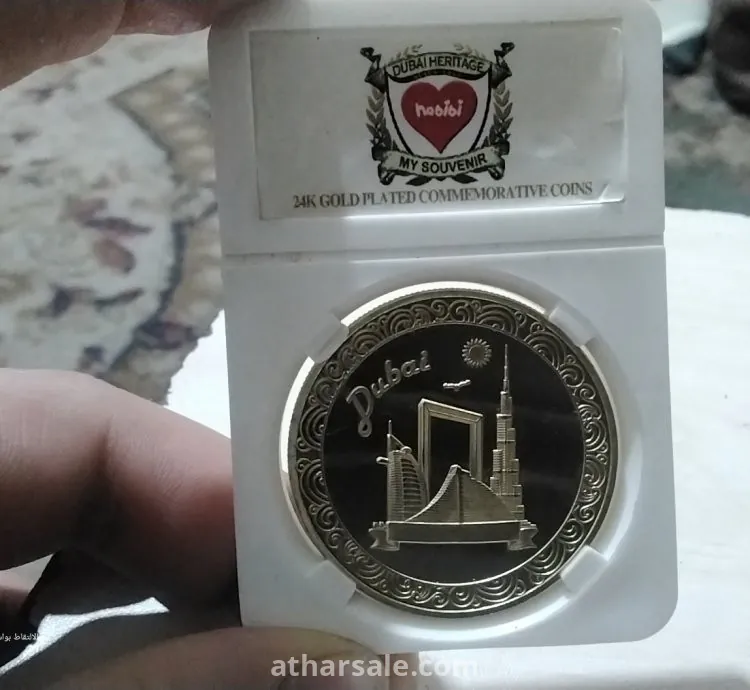 عمر تذكريه مكتوب عليها دبي مطليه بالذهب عيار 24