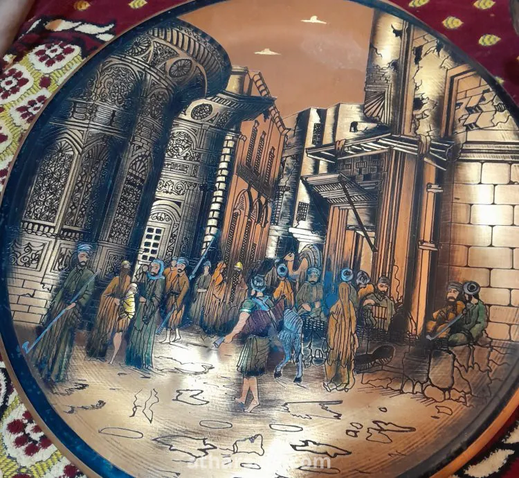 تابلوه نحاس محفور يدويآ . مشهد من حاره عربيه  قديمه ٤٥×٤٥ سم