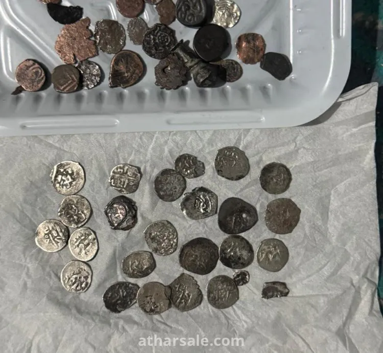 عملات معدنية قديمه وجدت بالقرب من سوق عكاظ التاريخي المتوقع انها من الاف السنين