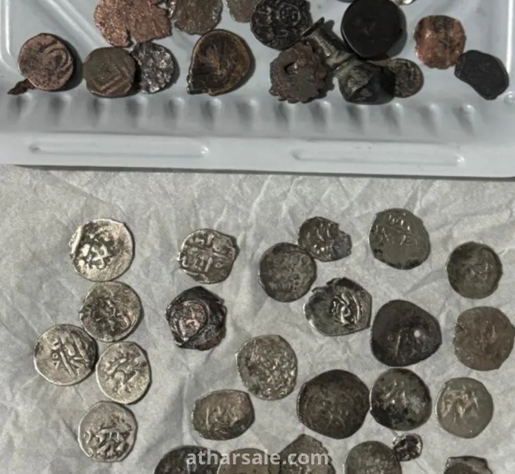 عملات معدنية قديمه وجدت بالقرب من سوق عكاظ التاريخي المتوقع انها من الاف السنين