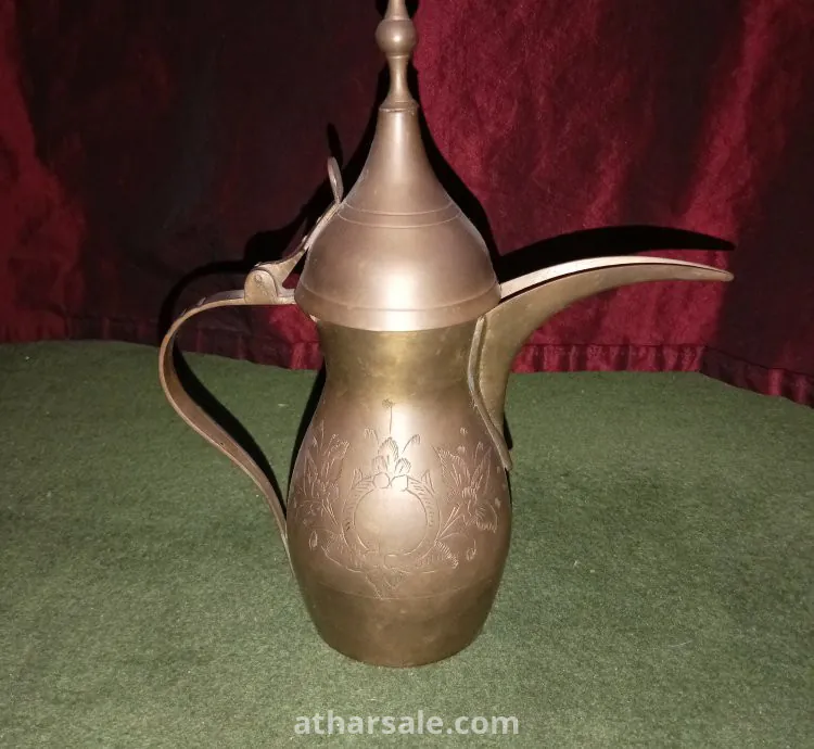 إبريق قهوة وشاي عتيق من النحاس الأصفر بنقوش عربية شرق أوسطية