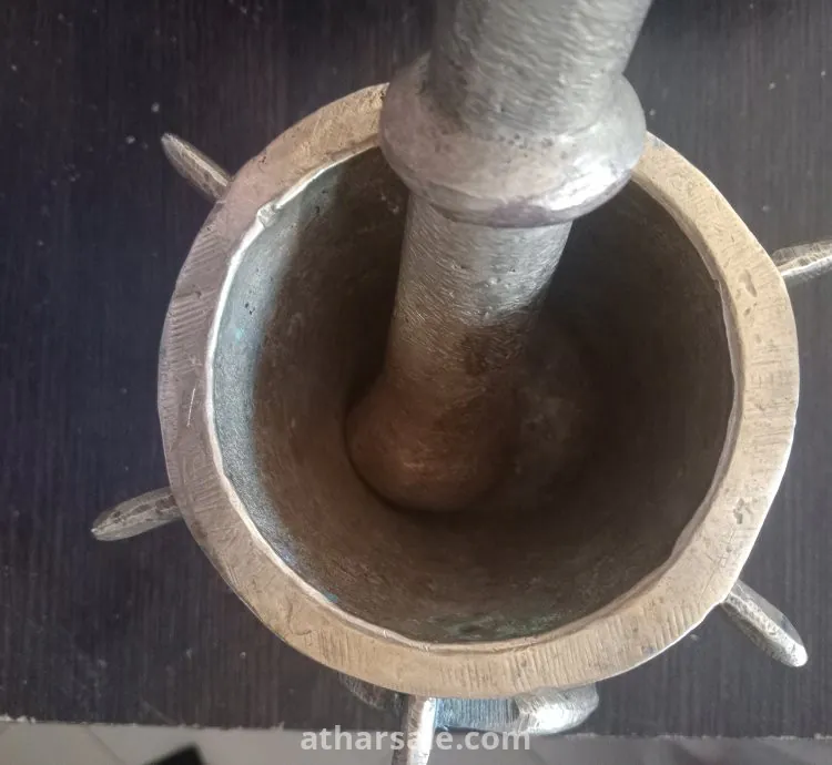 مهراز طحن من نحاس وفضة عمره 200 سنة