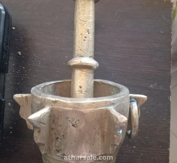 مهراز طحن من نحاس وفضة عمره 200 سنة