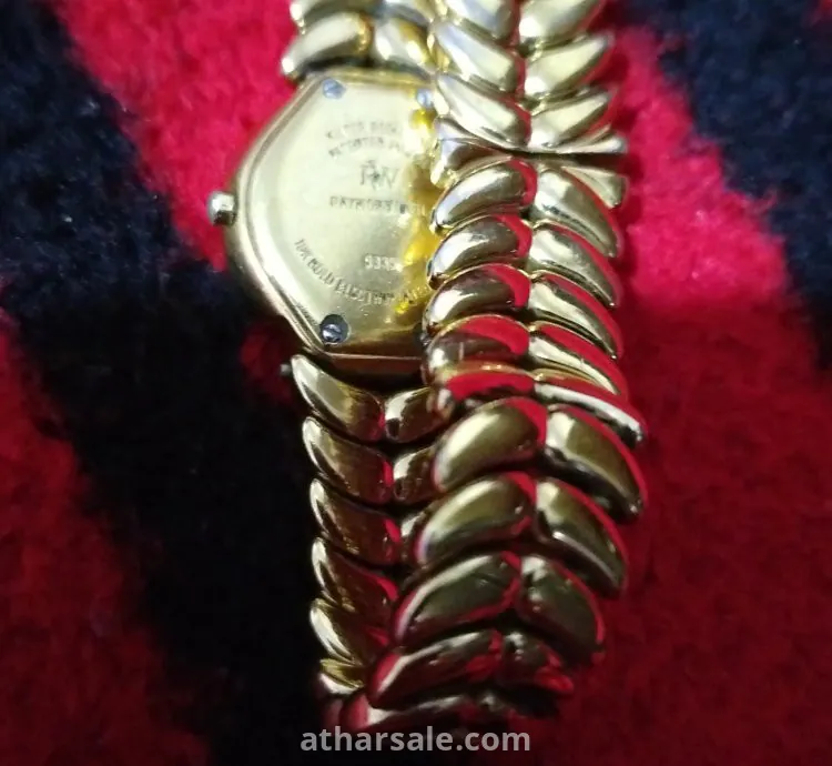 ساعة مطلية بالذهب