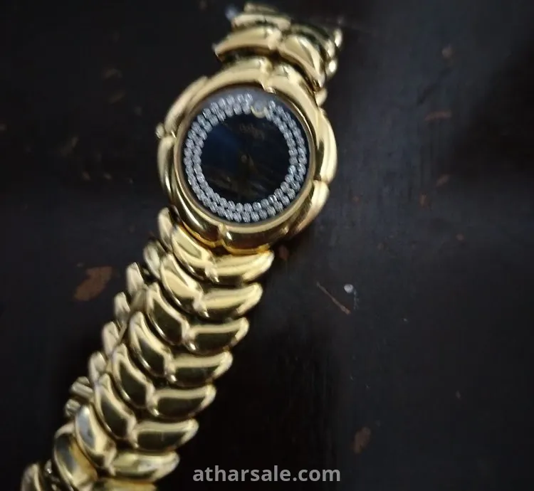 ساعة مطلية بالذهب