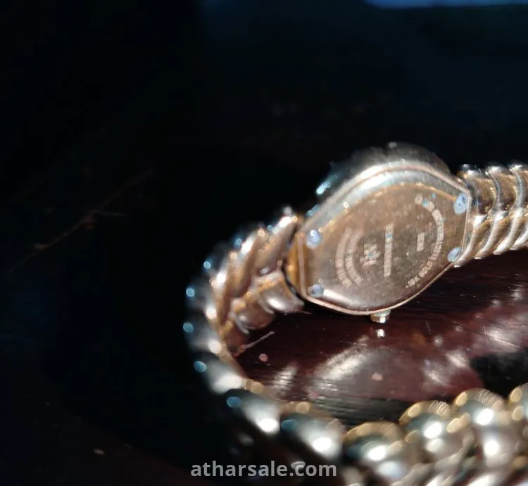 ساعة مطلية بالذهب