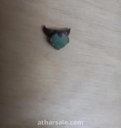 خواتم قديمه جدا مكسوره فيها احجار كريمه قديمه