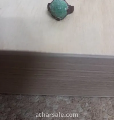 خواتم قديمه جدا مكسوره فيها احجار كريمه قديمه