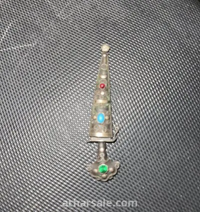 سيف قديم مرصع باحجار كريمة وزمرد