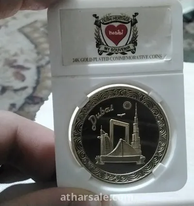 عمر تذكريه مكتوب عليها دبي مطليه بالذهب عيار 24