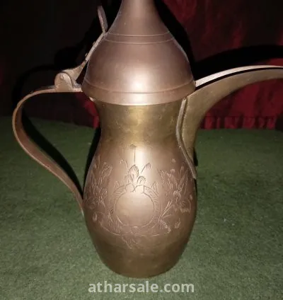 إبريق قهوة وشاي عتيق من النحاس الأصفر بنقوش عربية شرق أوسطية