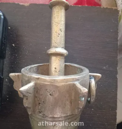 مهراز طحن من نحاس وفضة عمره 200 سنة
