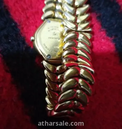 ساعة مطلية بالذهب