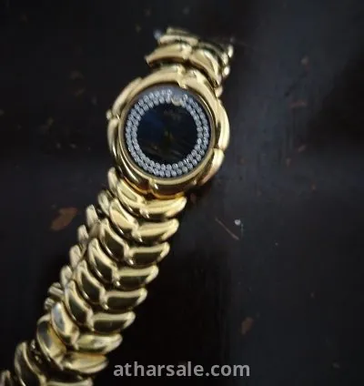 ساعة مطلية بالذهب