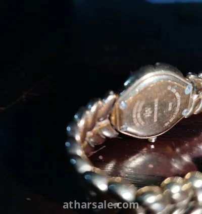 ساعة مطلية بالذهب