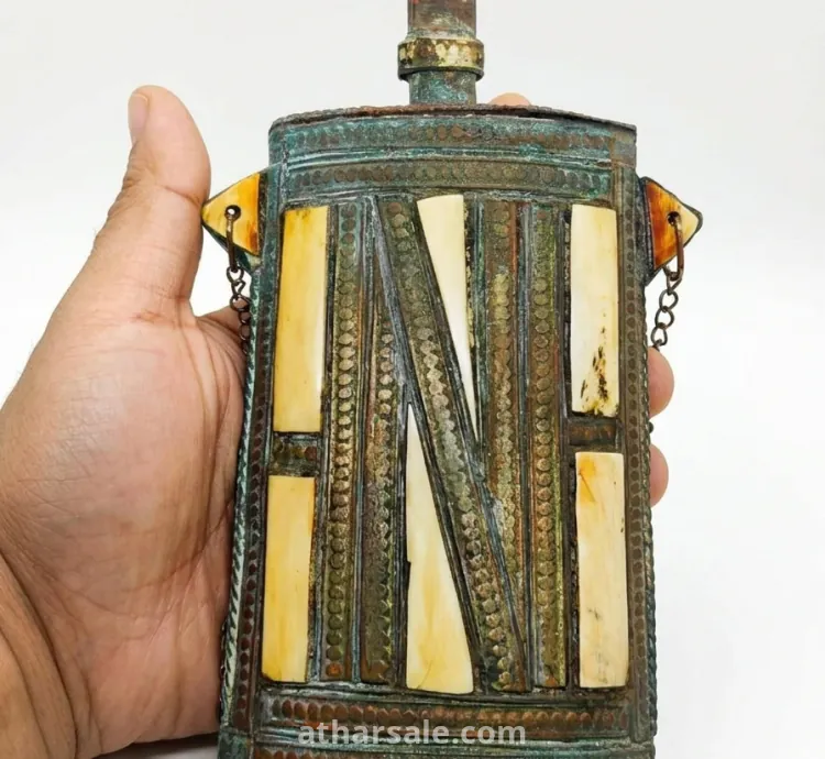 قارورة من القرن الثالث عشر