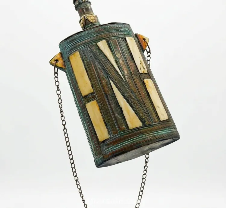 قارورة من القرن الثالث عشر