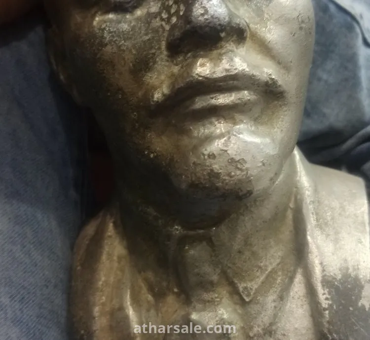 تمثال من البرونز