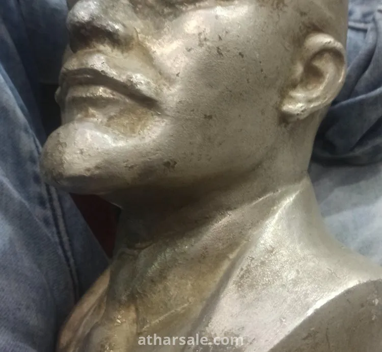 تمثال من البرونز
