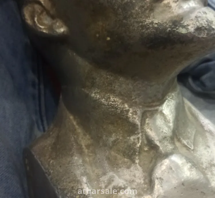 تمثال من البرونز