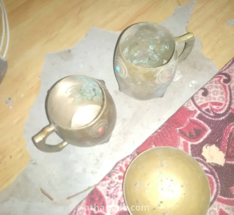 قطعة معدنية أثرية مرصعه بأحجار كريمه