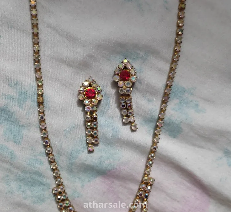 عقد قديم vintage بحالة جيدة ومعه حلق مطابق