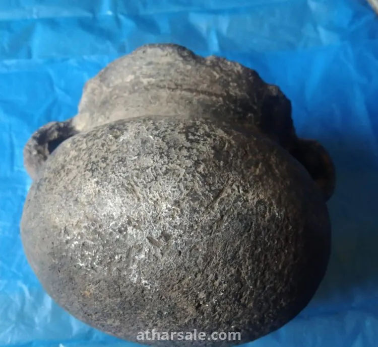 اثار اغريقيه قديمه بها اوانى اغريقيه وقطع مكتوبه باللغه الاغريقيه