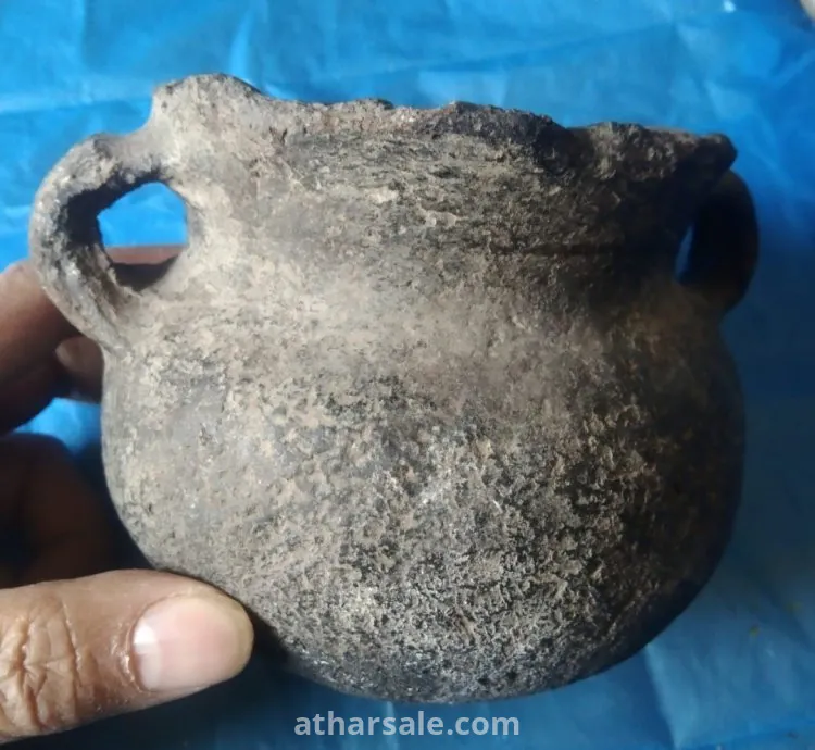 اثار اغريقيه قديمه بها اوانى اغريقيه وقطع مكتوبه باللغه الاغريقيه