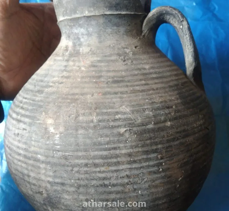 اثار اغريقيه قديمه بها اوانى اغريقيه وقطع مكتوبه باللغه الاغريقيه