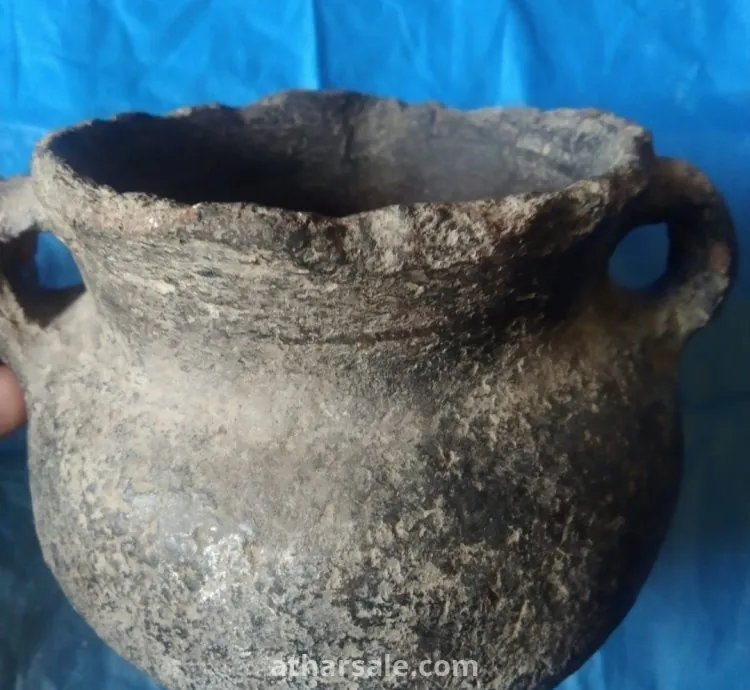 اثار اغريقيه قديمه بها اوانى اغريقيه وقطع مكتوبه باللغه الاغريقيه