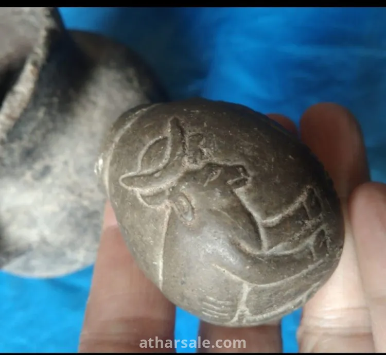 اثار اغريقيه قديمه بها اوانى اغريقيه وقطع مكتوبه باللغه الاغريقيه