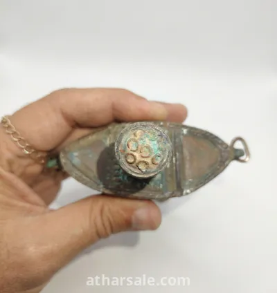 قارورة من القرن الثالث عشر 10