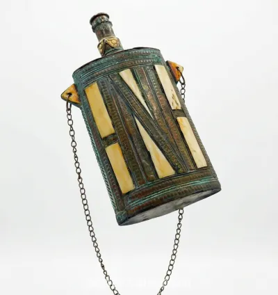 قارورة من القرن الثالث عشر 6