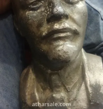 تمثال من البرونز