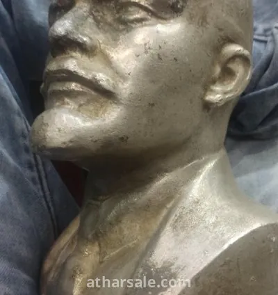 تمثال من البرونز