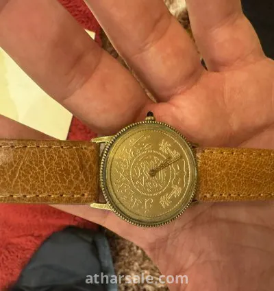 ساعة نادرة بتصميم عملة عربية قديمة – فخامة وتاريخ بإيدك