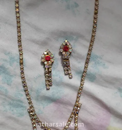 عقد قديم بحالة جيدة ومعه حلق مطابق