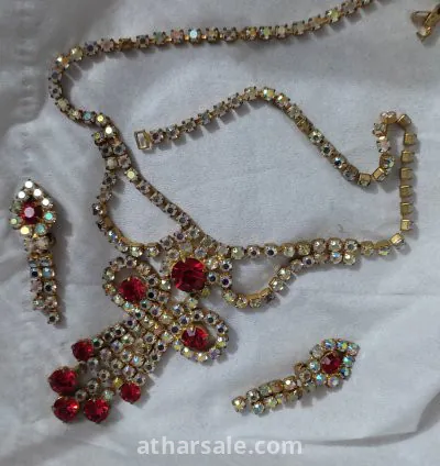 عقد قديم vintage بحالة جيدة ومعه حلق مطابق