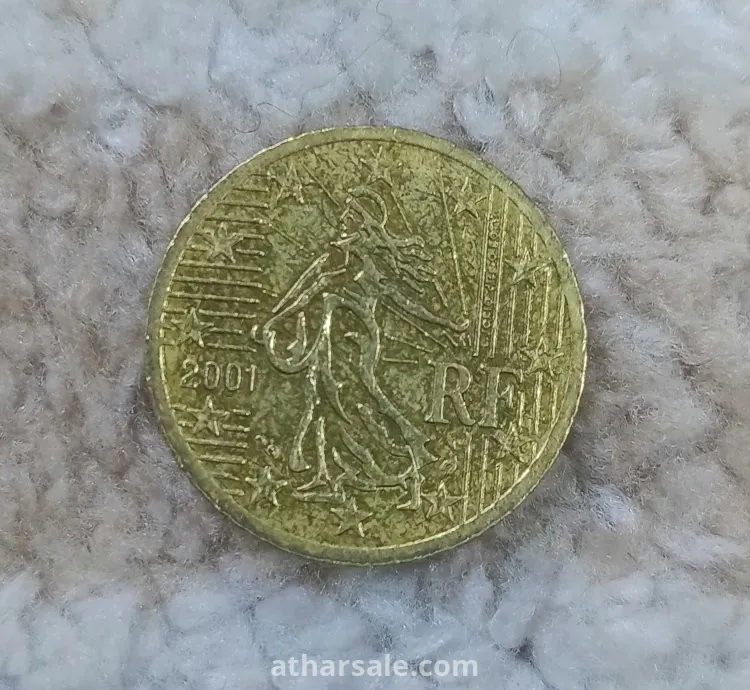 هذه قطعة نقدية بقيمة 50 سنتيم يورو.  القيمة: نصف يورو. المادة: مصنوعة من سبيكة تسمى "الذهب النورديكي" (نحاس، ألومنيوم، زنك، وقصدير). الوزن: 7.8 جرام. القطر: 24.25 ملم. التصميم: تظهر الصورة الجانب المشترك الذي يوضح خريطة أوروبا، بينما يحمل الجانب الآخر تصميماً خاصاً بالدولة التي أصدرتها.