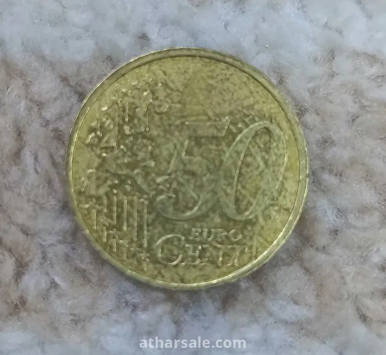 هذه قطعة نقدية بقيمة 50 سنتيم يورو.  القيمة: نصف يورو. المادة: مصنوعة من سبيكة تسمى "الذهب النورديكي" (نحاس، ألومنيوم، زنك، وقصدير). الوزن: 7.8 جرام. القطر: 24.25 ملم. التصميم: تظهر الصورة الجانب المشترك الذي يوضح خريطة أوروبا، بينما يحمل الجانب الآخر تصميماً خاصاً بالدولة التي أصدرتها.