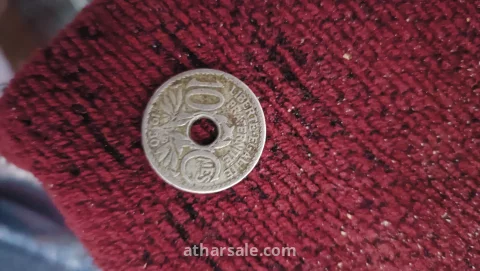 العملة التي تظهر في الصورة هي عملة 10 سنتيم فرنسية قديمة، تُعرف باسم "نوع لينداور" (Lindauer type).